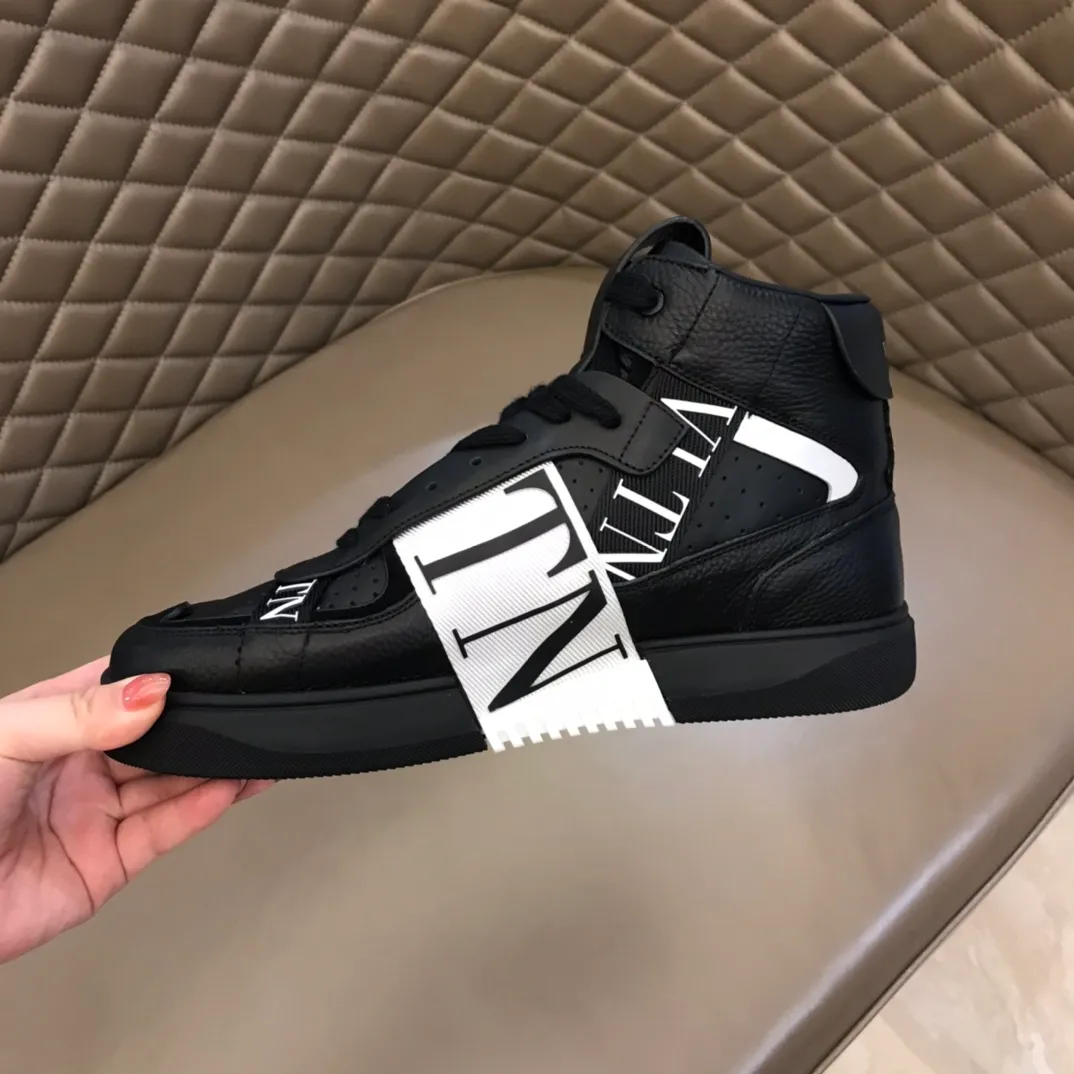 p480 "VALETINO**" new high-top 🆕 calfskin lace-up sneakers. No man should be able to refuse these shoes. The classic color scheme is so handsome! Purchase a high-precision replica of the original version to instantly sell off the market currency! 6 VLTN logo rubber effect straps - Valentino Garavani Logo printed on the back and tongue, all materials are customized to ensure quality! Size: 38-44